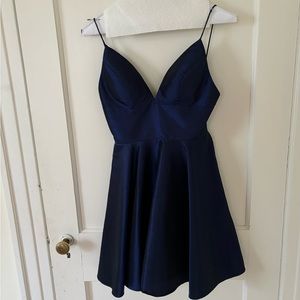 Stunning Sherri Hiill party/homecoming dress.  Lightly padded bra, size 00.